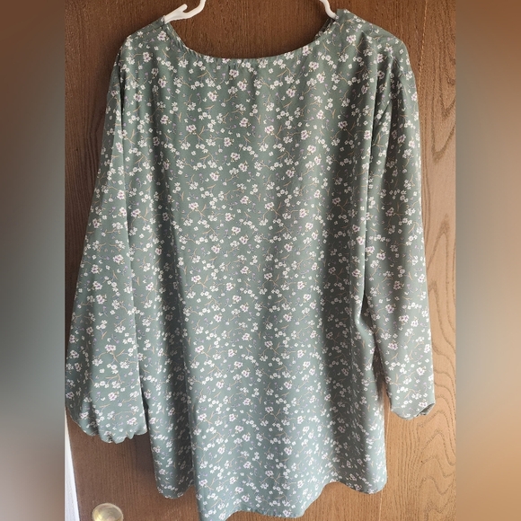 Elegant Floral Blouse in Green - Picture 4 of 4